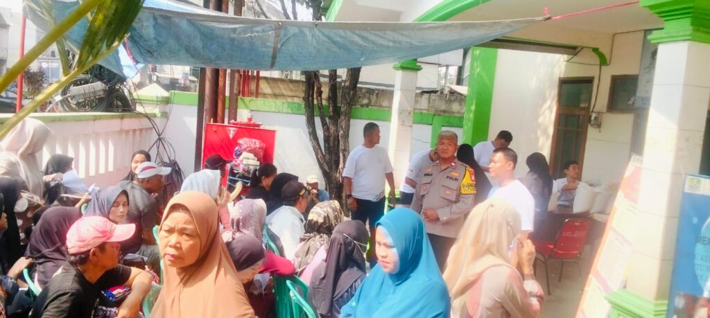 Pengamanan Ketat dan Humanis, Bhabinkamtibmas Bojong Menteng Kawal Penyaluran Beras Bantuan Pemerintah