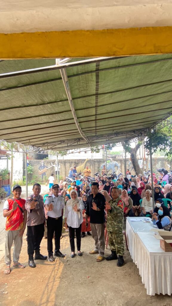 Bhabinkamtibmas Cimuning Monitoring Tracking TB Terintegrasi dan Cek Kesehatan Gratis