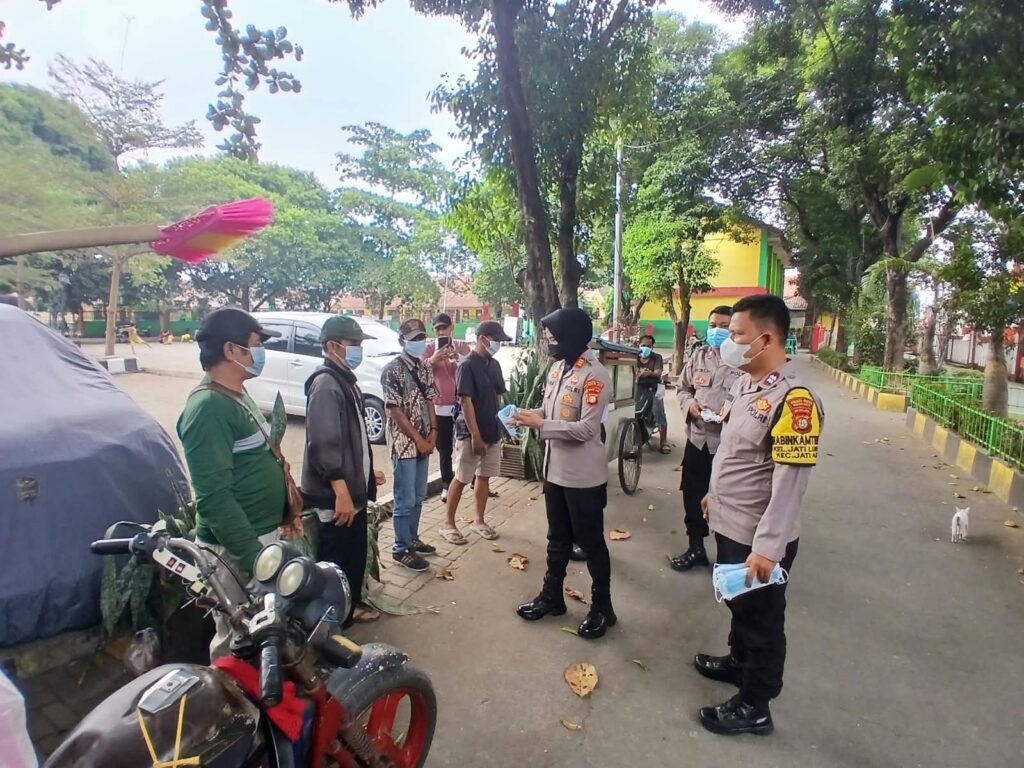 Polsek Jatiasih Bagikan Masker kepada Warga dan Pedagang