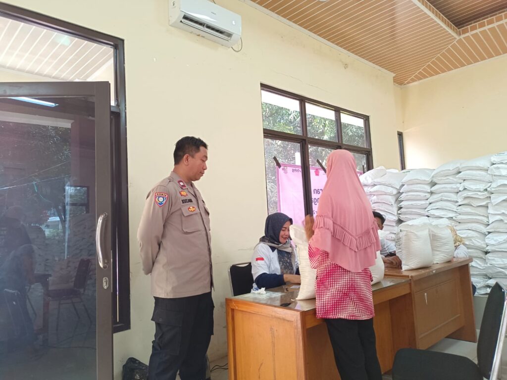 Pastikan Penyaluran Tepat Sasaran, Bhabinkamtibmas Monitor Bantuan Pangan di Kelurahan Kotabaru