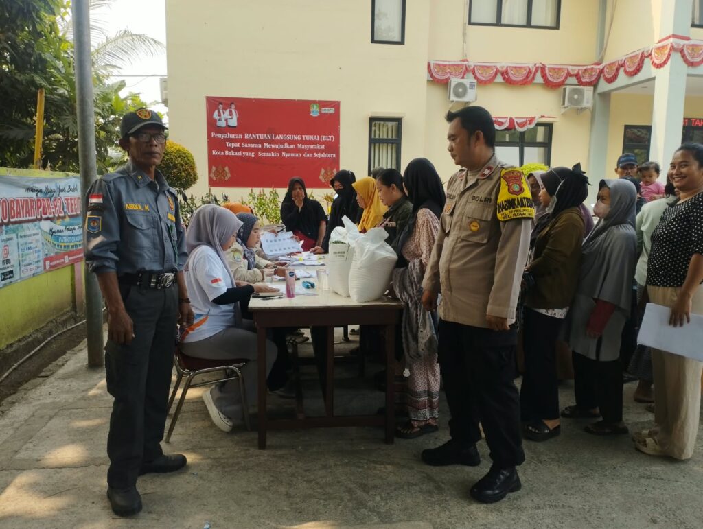 Pastikan Penyaluran Berjalan Tertib, Bhabinkamtibmas Pantau Bantuan Pangan bagi Warga Sepanjang Jaya