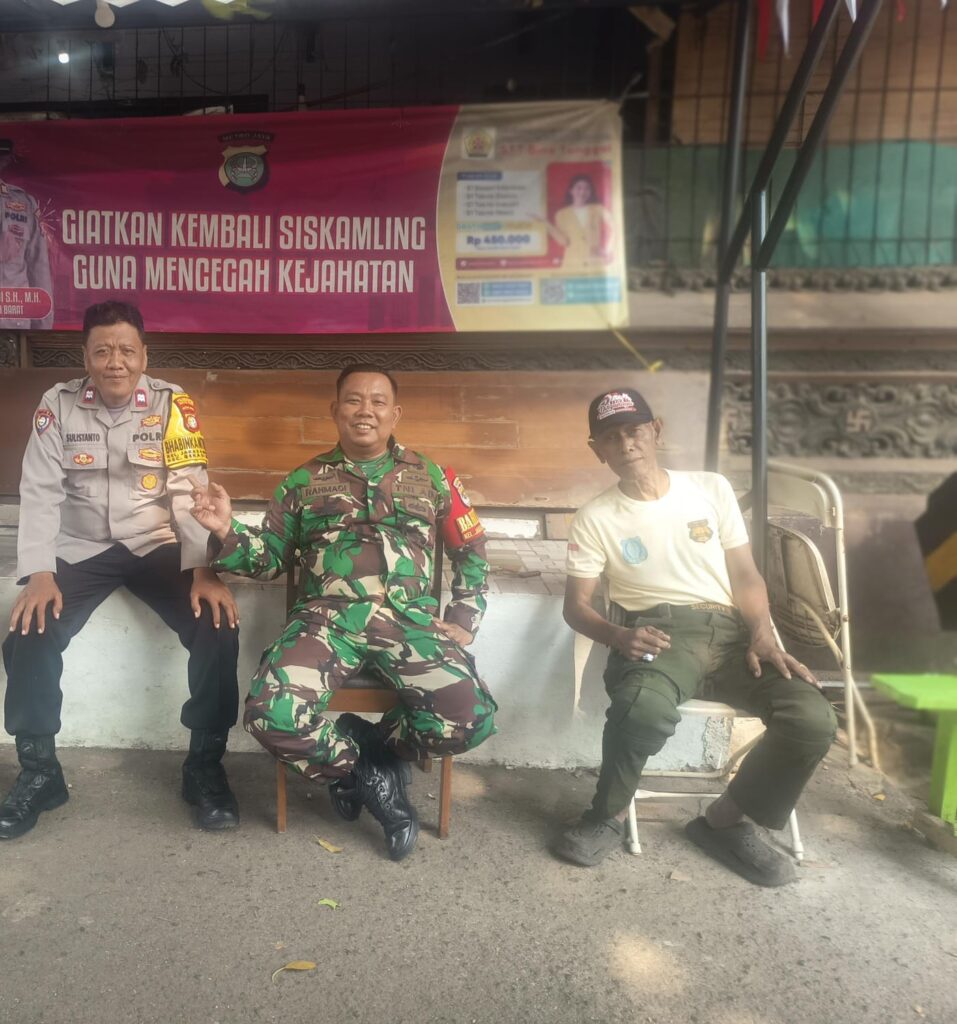 Kompak Jaga Kawasan Perumahan, TNI-Polri Jakasampurna Kunjungi Pos Keamanan Utama Sriwijaya