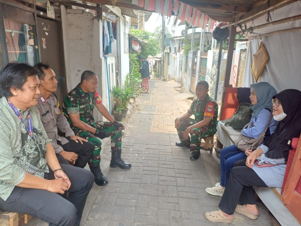 Patroli dan Sambang Bersama TNI-Polri Bintarajaya, Imbau Warga Jaga Kerukunan dan Cegah Pembakaran Sampah