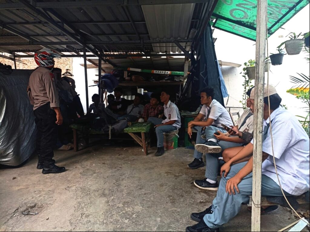 Jaga Jakarta On The Spot : Polsek Pondok Gede Cegah Tawuran, Pelajar Nongkrong di Jaticempaka Diimbau Segera Pulang
