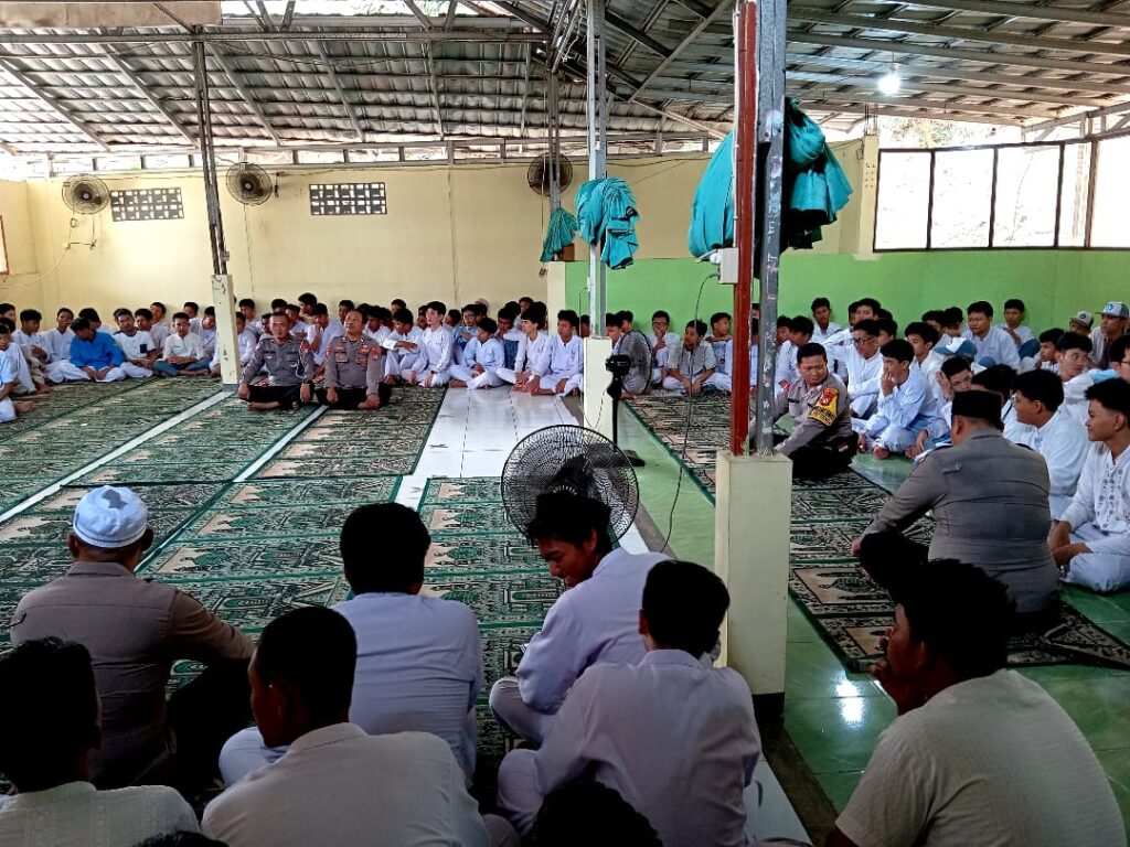 Sholat Jumat Bersama di SMKN 9 Bekasi, Polres Metro Bekasi Kota dan Polsek Bekasi Selatan Bangun Kedekatan dengan Pelajar