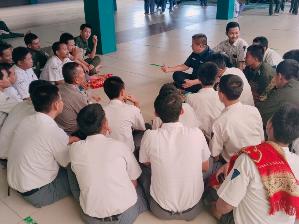 Perkuat Silahturahmi dan Karakter Pelajar, Jajaran Humas Polres Metro Bekasi Kota Gelar 'Jumat Edukatif' di SMK Taruna Bangsa