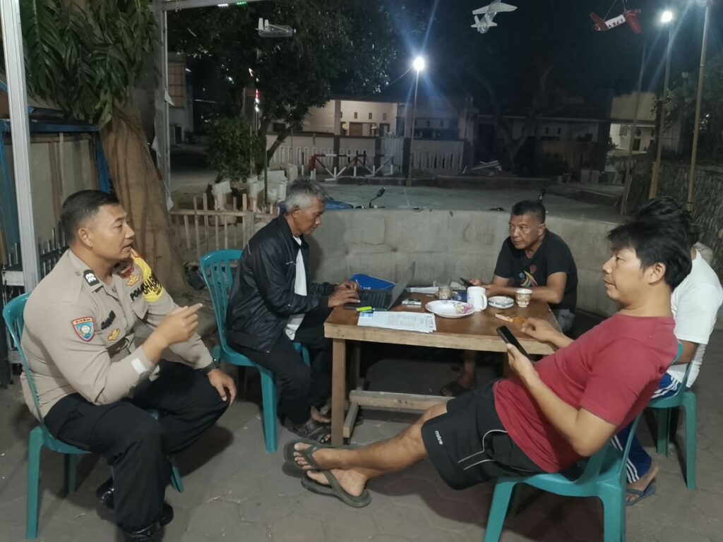 Sambang Pemukiman Malam Hari, Bhabinkamtibmas Mustikasari Edukasi Warga Pentingnya Siskamling dan Akses 110