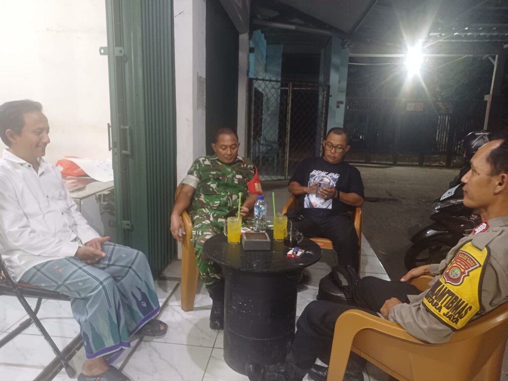 Bahas Rencana Pemekaran RT, Bhabinkamtibmas Bintara Jaya Gelar Patroli Bersama Pengurus RW 09