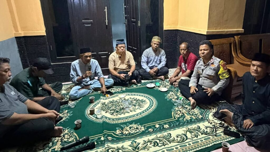 POLRI HADIR UNTUK MASYARAKAT BHABINKAMTIBMAS HADIRI UNDANGAN KETUA RW 07, BAHAS KEAMANAN DAN KETERTIBAN LINGKUNGAN