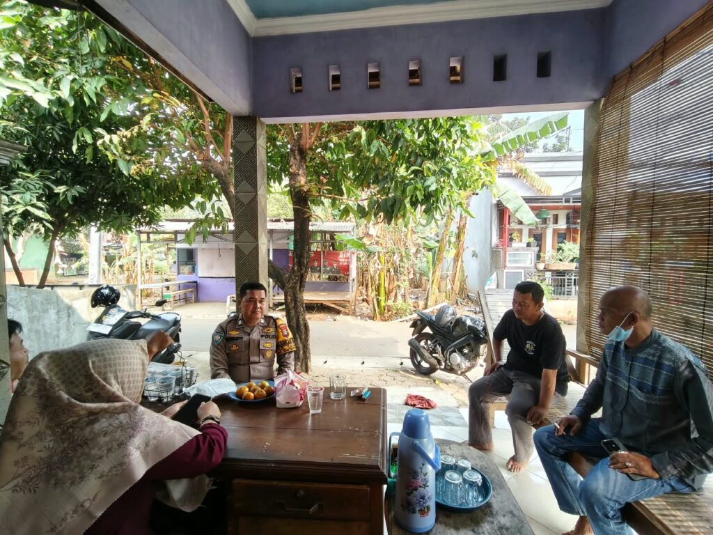 Sambangi Tokoh Masyarakat Cikiwul, Bhabinkamtibmas Bantargebang Tekankan Kewaspadaan Lingkungan