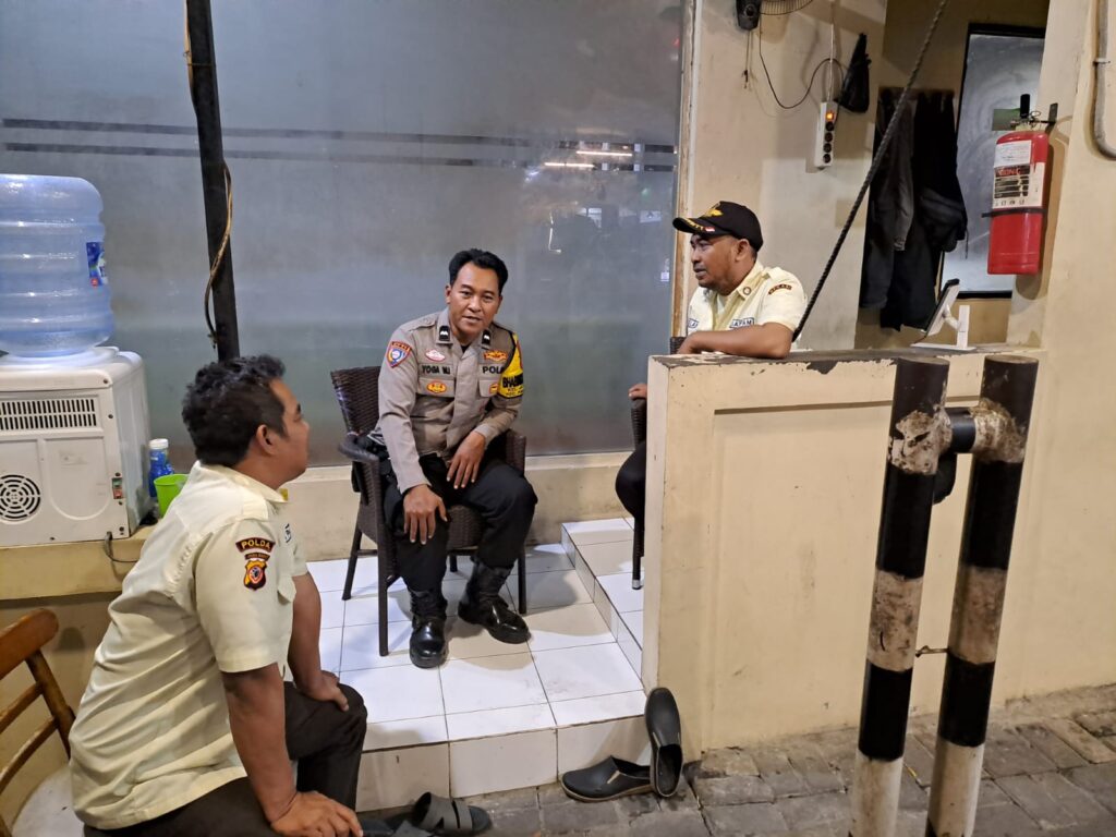 Bhabinkamtibmas Jatibening Sambangi Warga Raya Caman, Sosialisasi Cegah Curanmor dan Rumsong