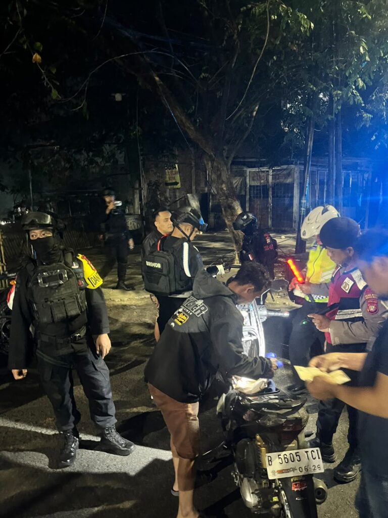 Jaga Jakarta On The Spot ; Cipta Kondisi, Polsek Bekasi Barat Gelar Razia Stasioner dan Patroli Mobile Cegah Kejahatan Jalanan dan Tawuran