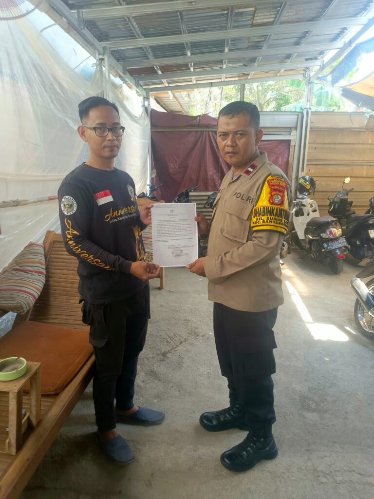 Bhabinkamtibmas Sumurbatu Sampaikan Imbauan Maklumat Kapolres kepada Ketua RT