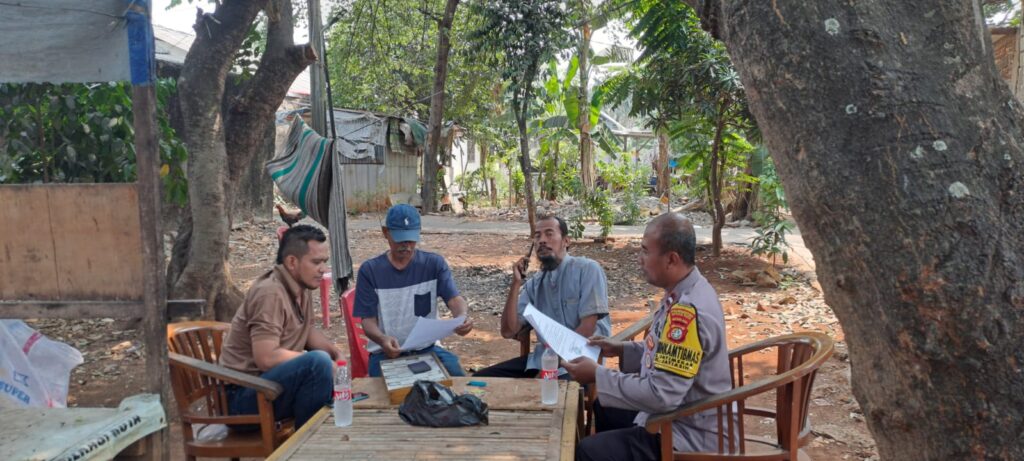 Polsek Jatiasih Sosialisasikan Maklumat Kapolres kepada Warga Jatimekar