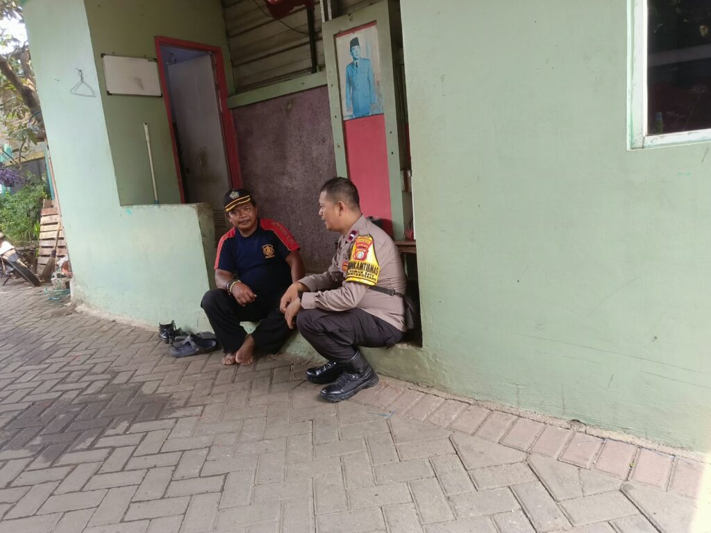 Bhabinkamtibmas Sambang Warga dan Sampaikan Imbauan Kamtibmas di Sumurbatu