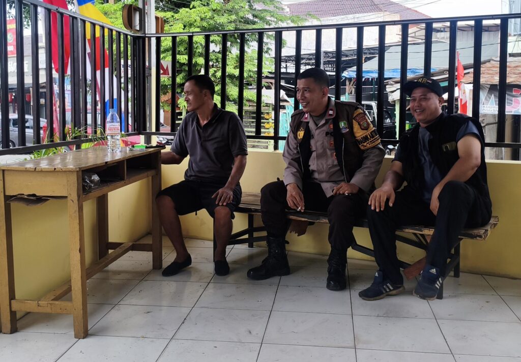 Bhabinkamtibmas Jatibening Baru Sambang Tokoh Masyarakat di Pos 3 Pilar