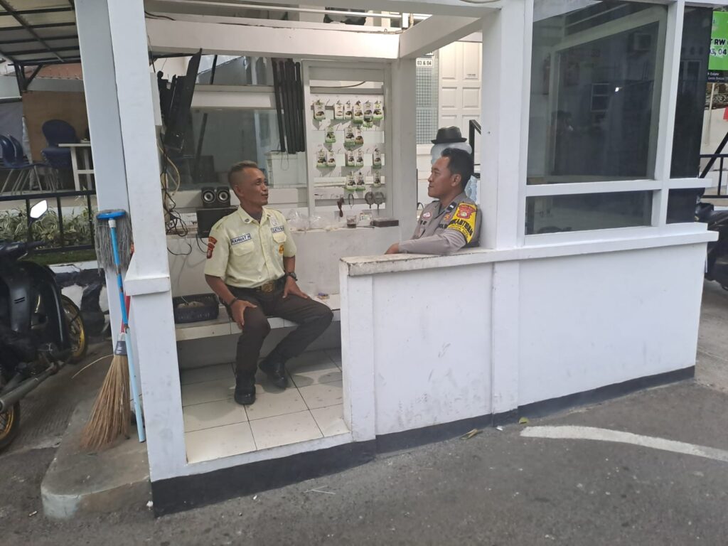 Bhabinkamtibmas Jatibening Patroli Bareng Security Bening Indah