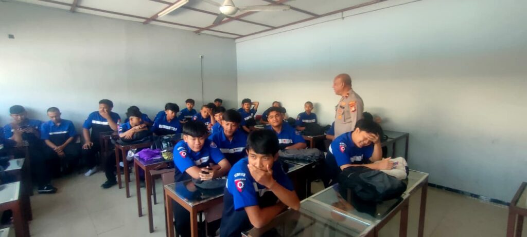Kapolsek Bantargebang Laksanakan Program Jaga Pelajar di SMK Al Bahri, Tekankan Pencegahan Tawuran dan Kenakalan Remaja