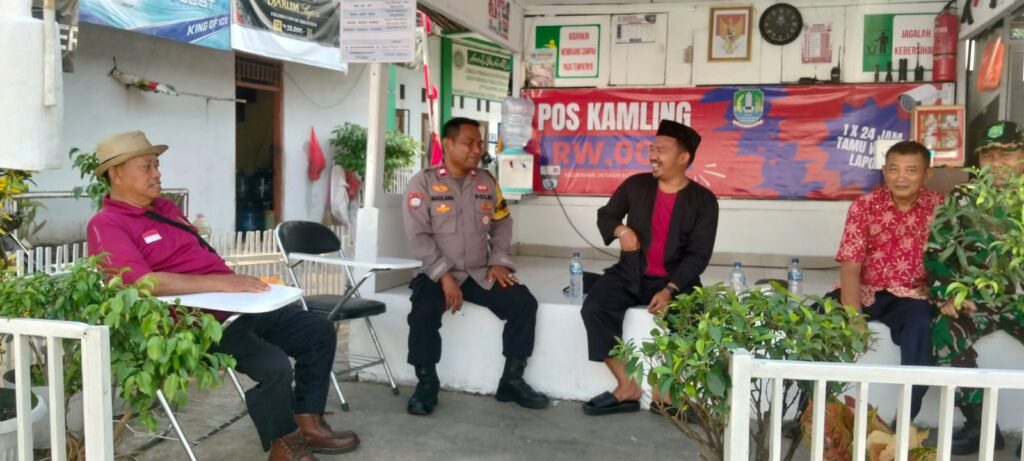 Sambang Siang Hari, Bhabinkamtibmas Jatiasih Pantau Pos Security Kampung Kebantenan