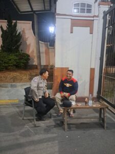Sambangi Pos Keamanan Perum Titian Asri, Bhabinkamtibmas Harapan Mulya Tekankan Pencegahan Tawuran