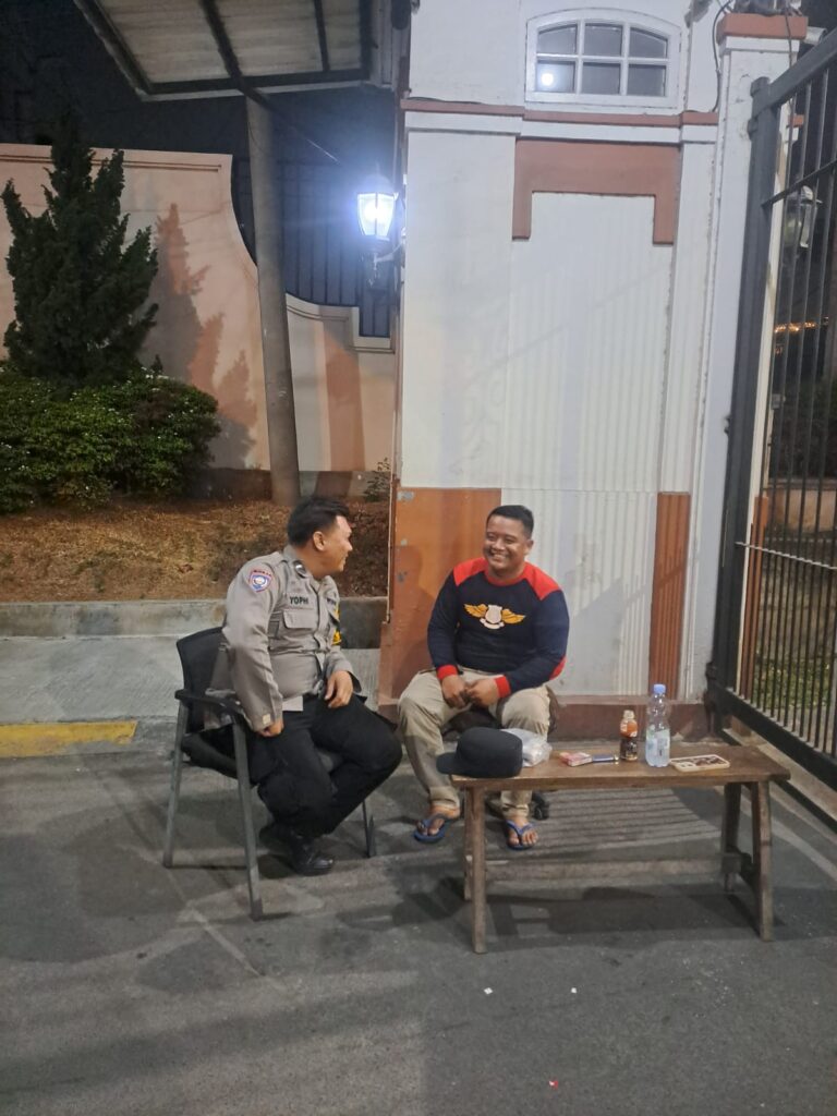 Sambangi Pos Keamanan Perum Titian Asri, Bhabinkamtibmas Harapan Mulya Tekankan Pencegahan Tawuran