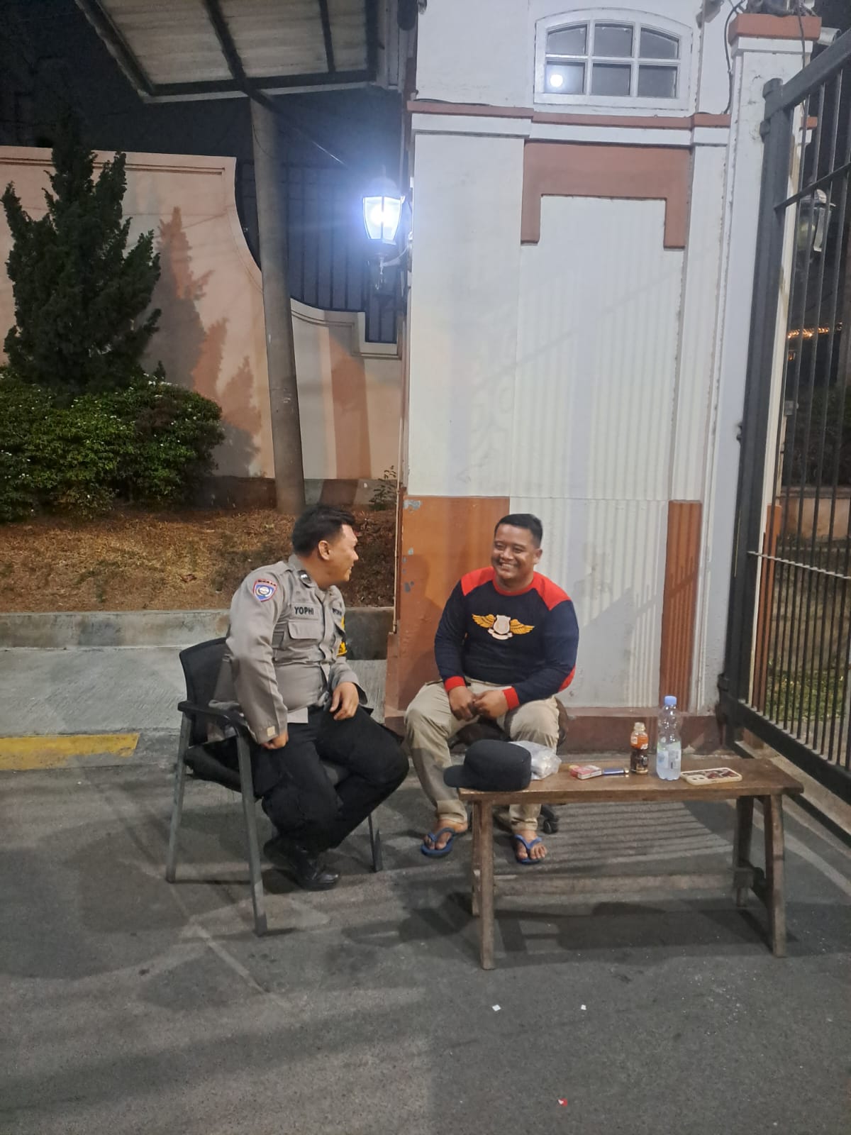 Sambangi Pos Keamanan Perum Titian Asri, Bhabinkamtibmas Harapan Mulya Tekankan Pencegahan Tawuran