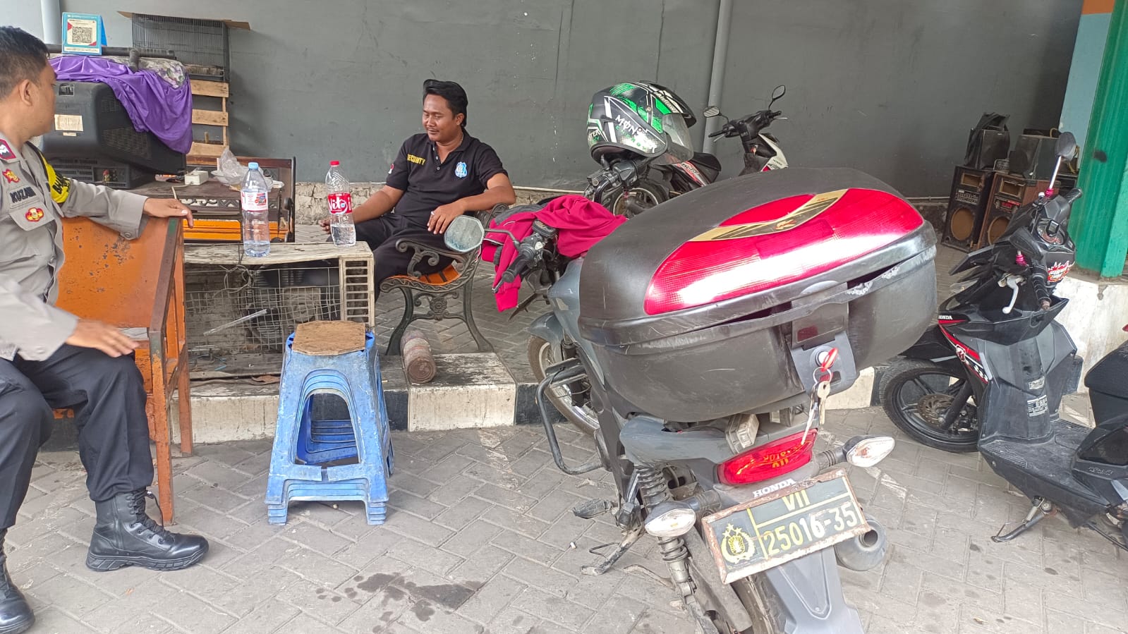 Bhabinkamtibmas Kotabaru Sambangi Pos Keamanan Rawa Bebek, Sosialisasi Layanan Pengaduan Cepat