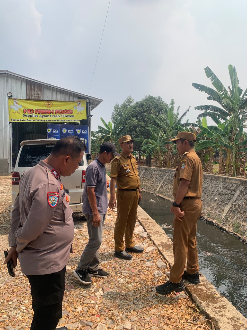 Atasi Polusi Air dan Bau, Bhabinkamtibmas Cimuning Dampingi Camat dan Lurah Cek Kali Siluman