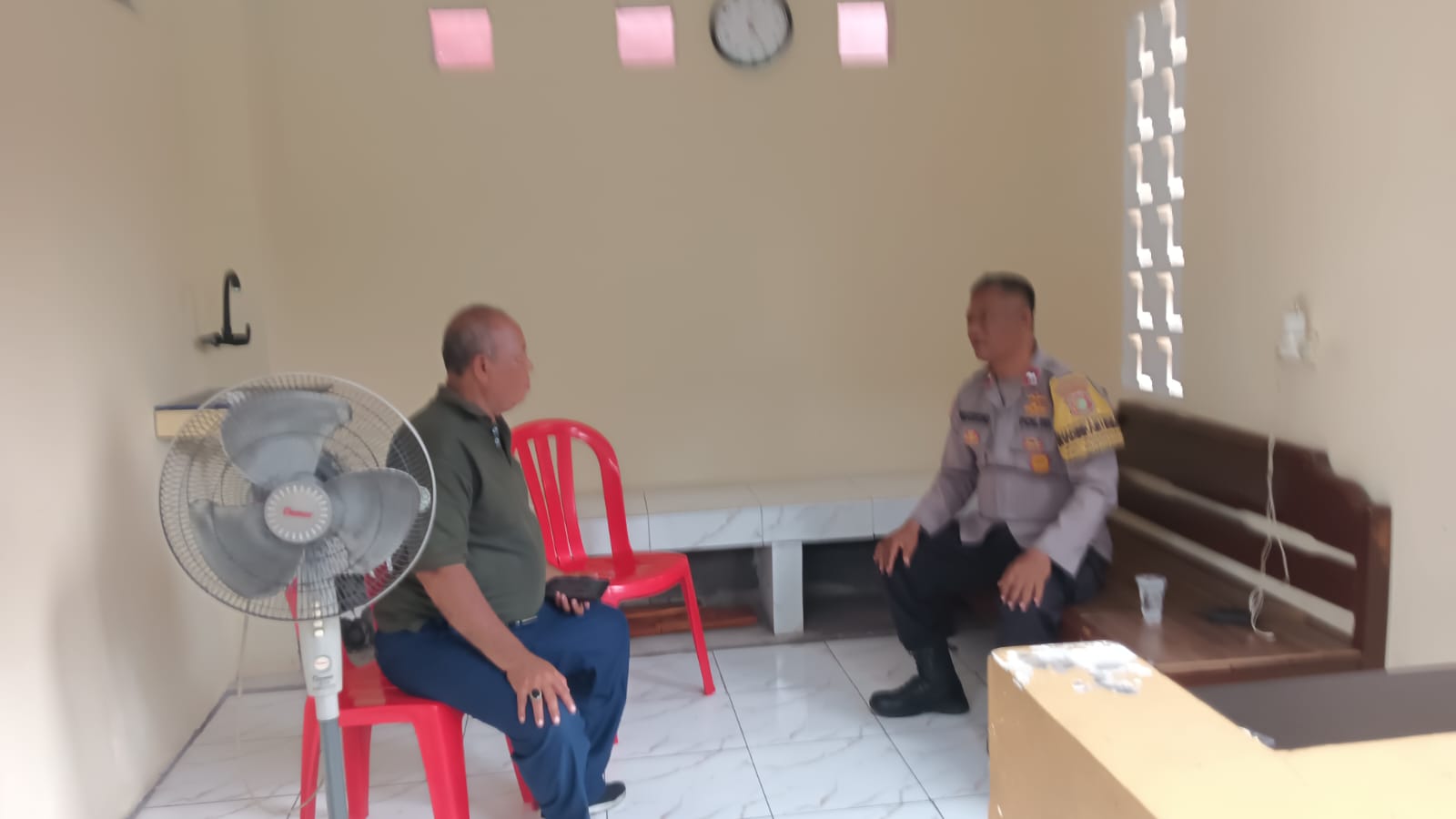 Tingkatkan Antisipasi Kejahatan, Bhabinkamtibmas Padurenan Sambangi Pos Satpam Cluster Diamond
