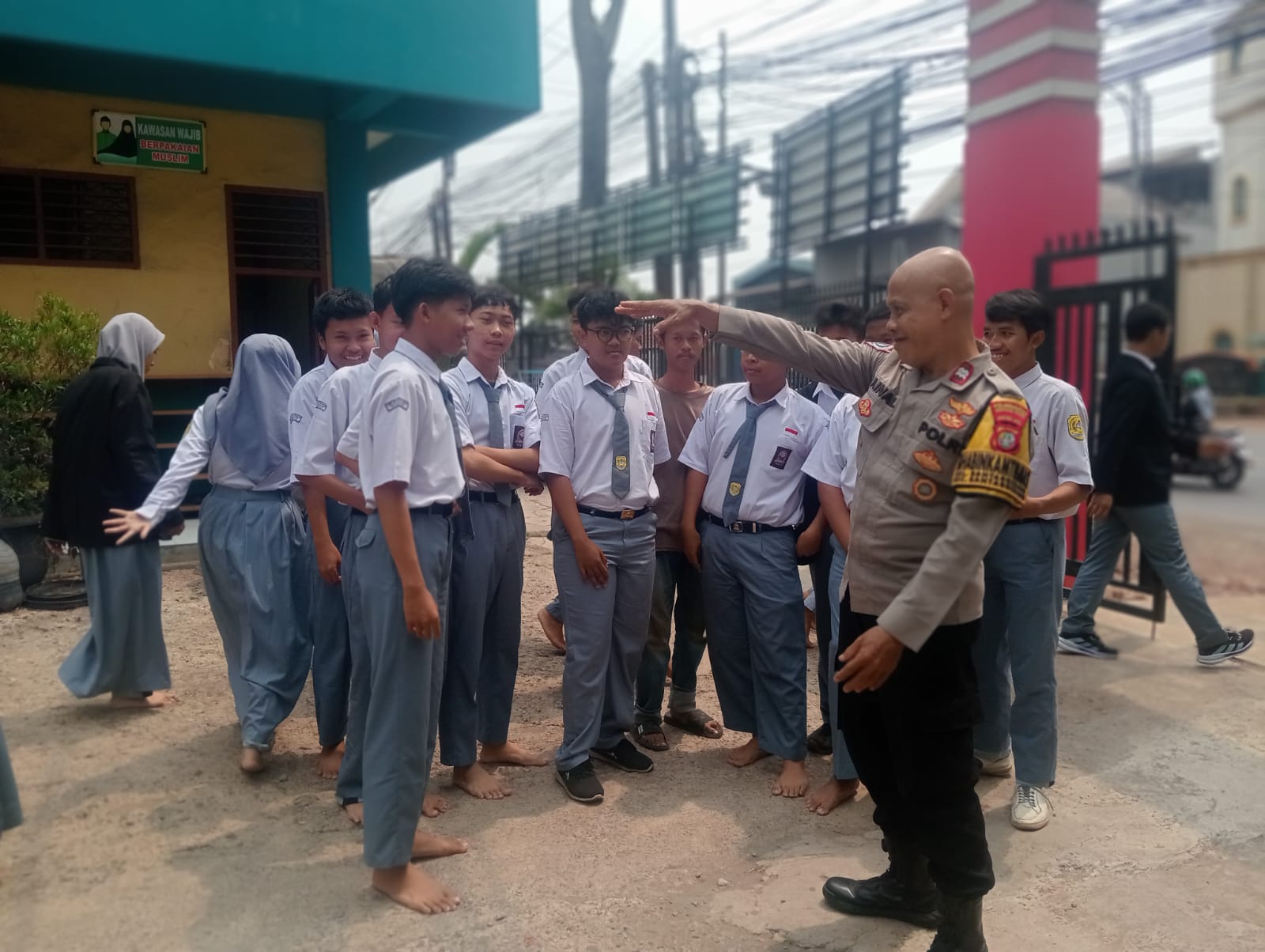 Jalin Silaturahmi, Bhabinkamtibmas Bantargebang Sholat Dhuhur Berjamaah Bareng Siswa SMK Al-Muhtadin