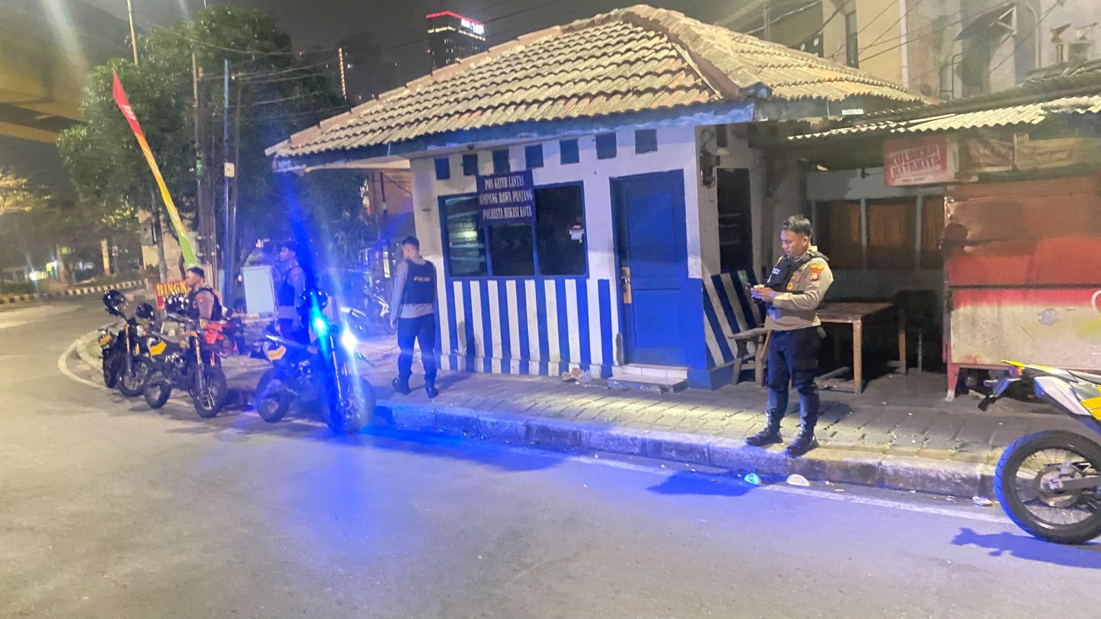 Sentuh Pedagang hingga Pos Kamling, Tim 'Badak' Jaga Jakarta Patroli Dialogis Malam Hari