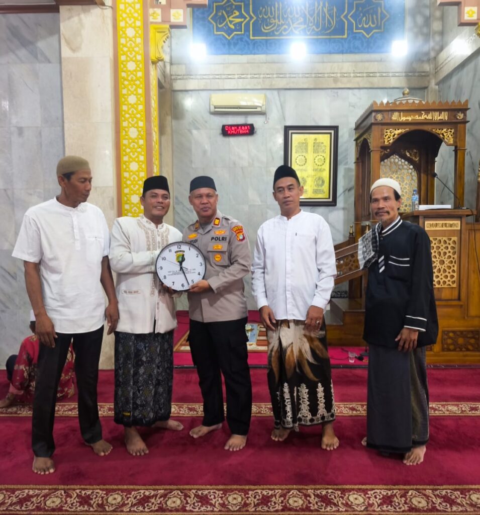 Tak Sekadar Shalat Jumat, Kapolsek Pondok Gede Ajak Warga Jadi Mata dan Telinga Kamtibmas