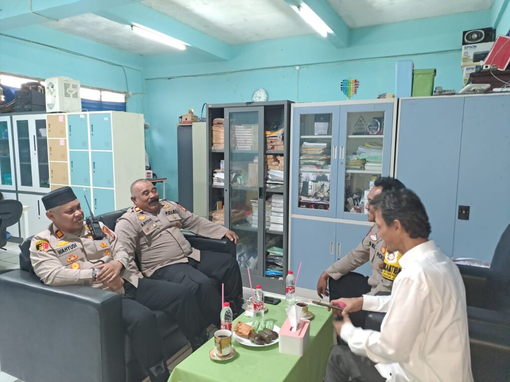 Jaga Pelajar, Kapolsek Pondok Gede Monitoring Sekolah SMK di Jatibening