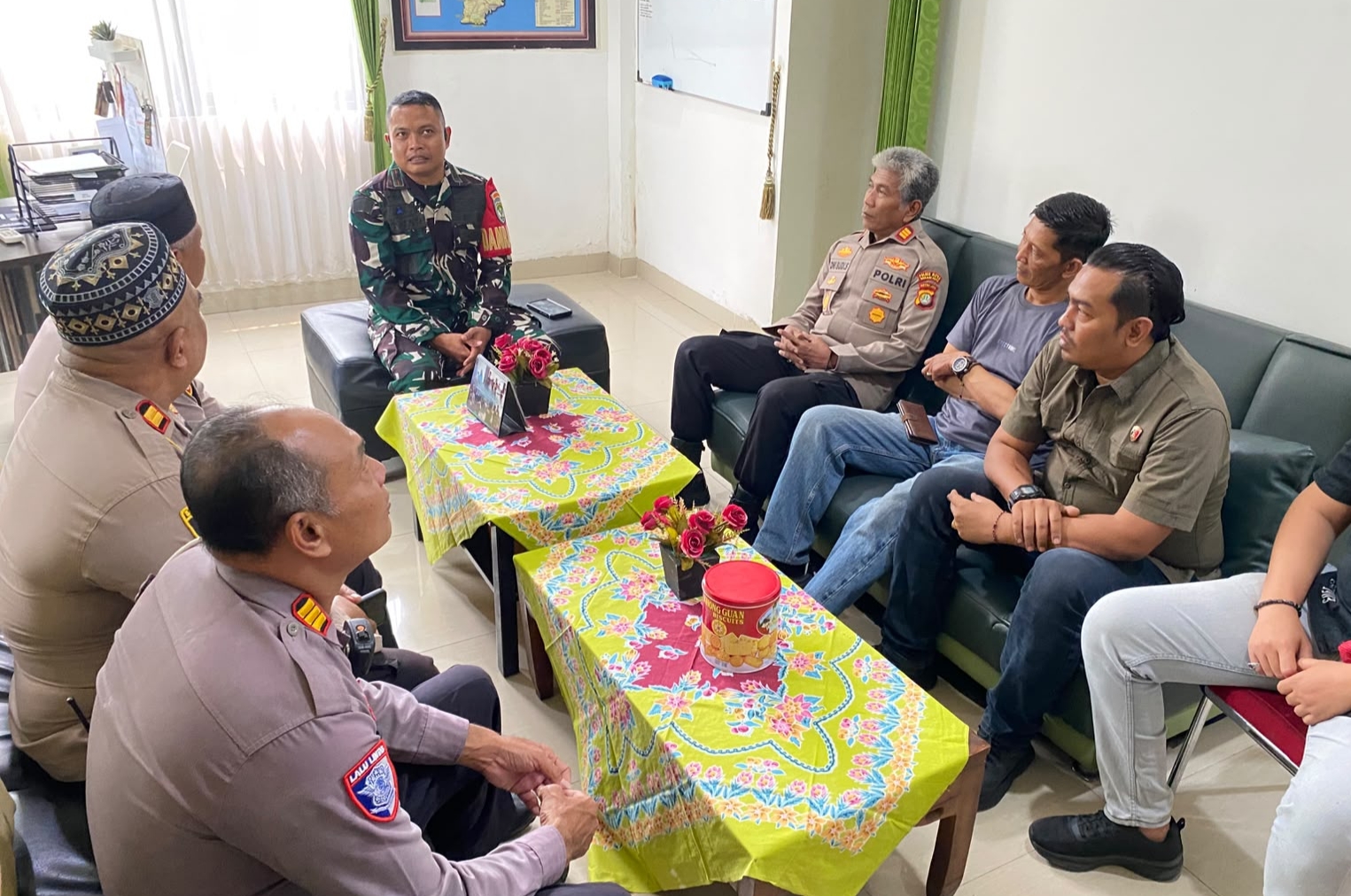 Sinergi Tanpa Celah, Kapolsek dan Danramil Pondok Gede Bersatu Kepung Potensi Gangguan Kamtibmas