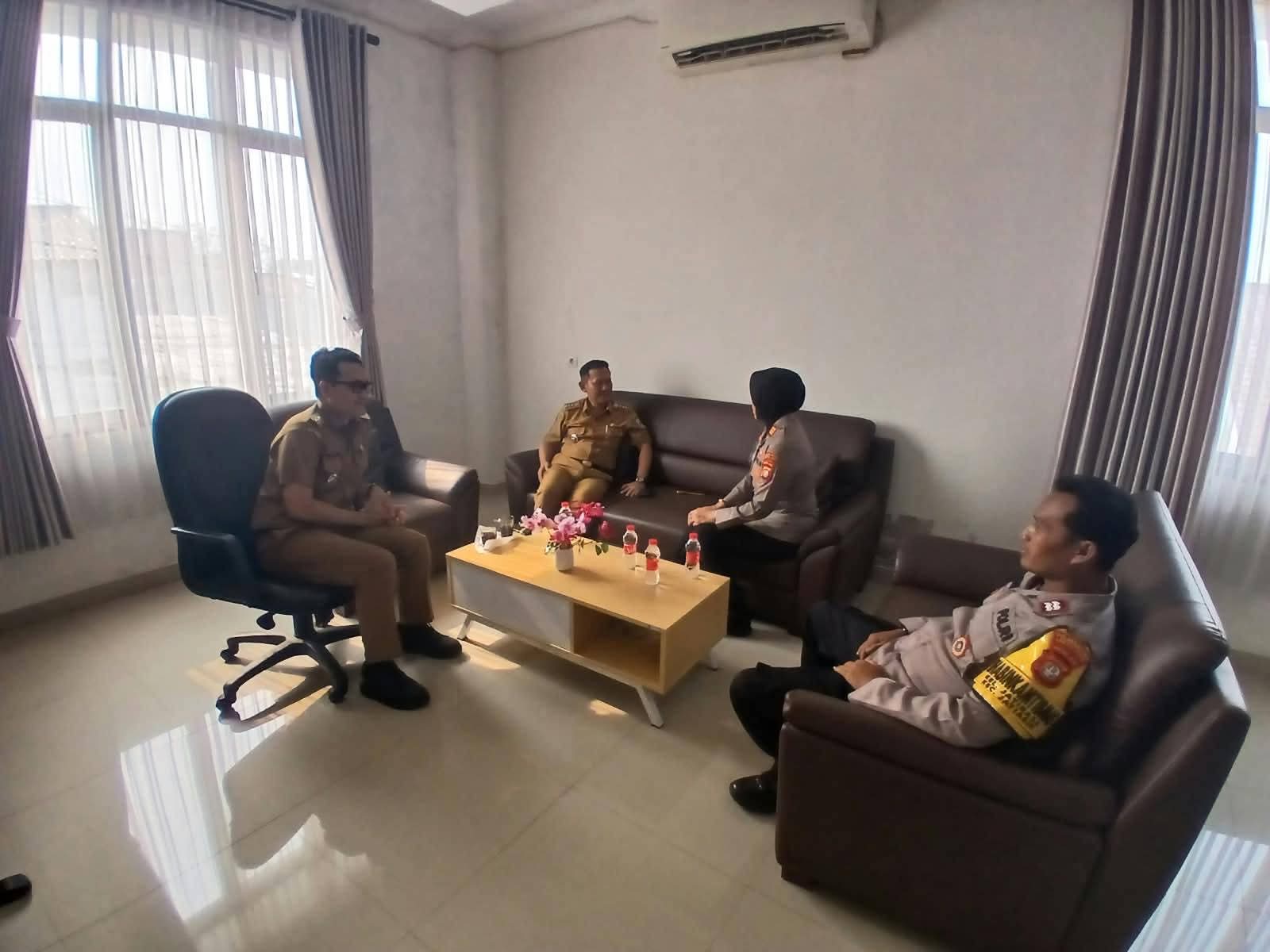 KAPOLSEK JATIASIH BERSAMA CAMAT JATIASIH LAKUKAN KUNJUNGAN SILATURAHMI KE KANTOR KELURAHAN JATIRASA