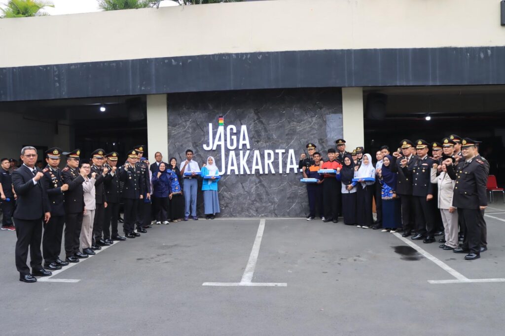 Jaga Pelajar, Polres Metro Bekasi Kota Bersama Bank Raya Serahkan Lima Tablet kepada Siswa SMK